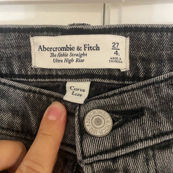 Abercrombie and Fitch Ultra High Rise Ankle Straight Jean - Picture 5 of 7
